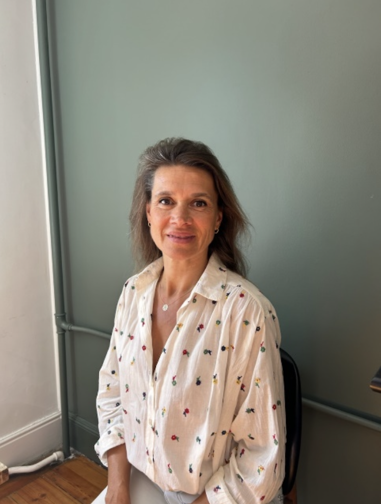 Portrait d'Albanne praticienne en Hata Yoga